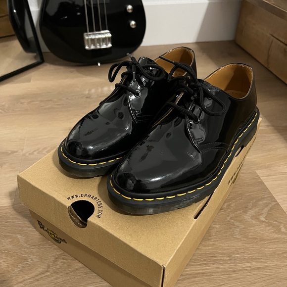 Black Patent Leather Lace-Up Shoes - Picture 3 of 4